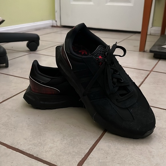 MEN’s Adidas Shoe with boost sole in size 9.5 - Picture 8 of 8